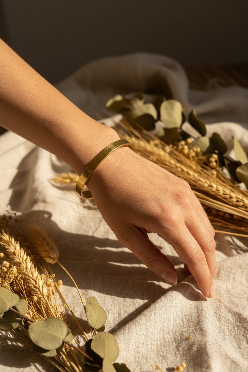 Bracelet manchette en laiton doré décor zigzag — artisanat marocain fait main