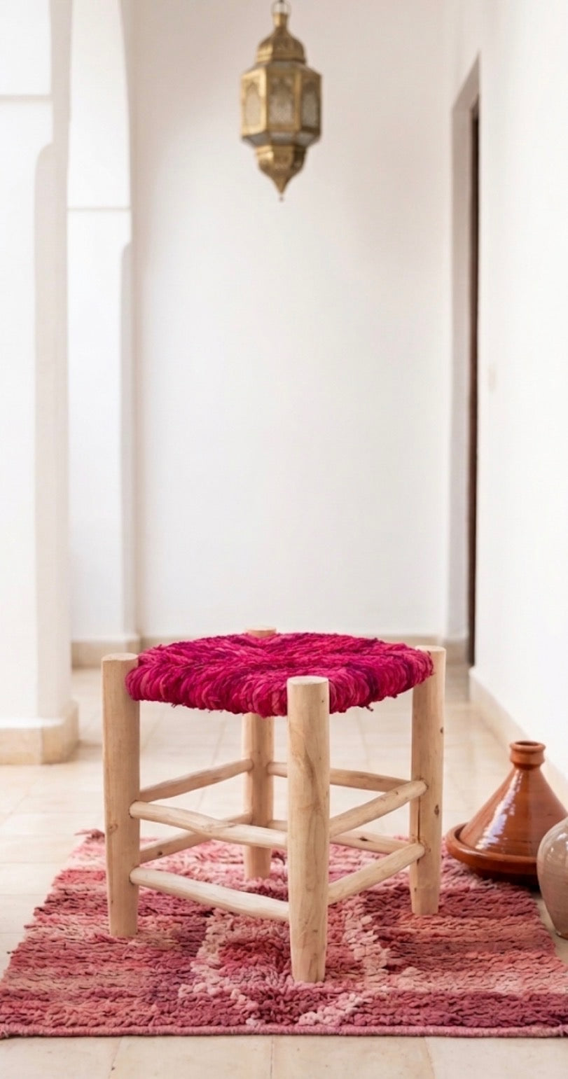 Tabouret en bois d'eucalyptus et boucherouite — mobilier artisanal marocain fait main