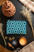 Pochette zippée brodée velours bleu canard et doré motifs marocains — fait main au Maroc