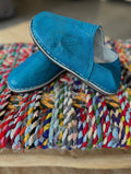 Babouche marocaine en cuir bleu azur — chaussure artisanale fait main au Maroc
