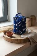 Trousse de toilette en velours bleu et blanc, motifs zellige — artisanat marocain fait main