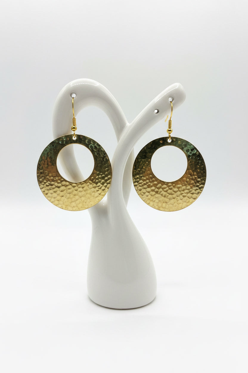 Boucles d'oreilles créoles martelées en laiton — artisanat marocain fait main
