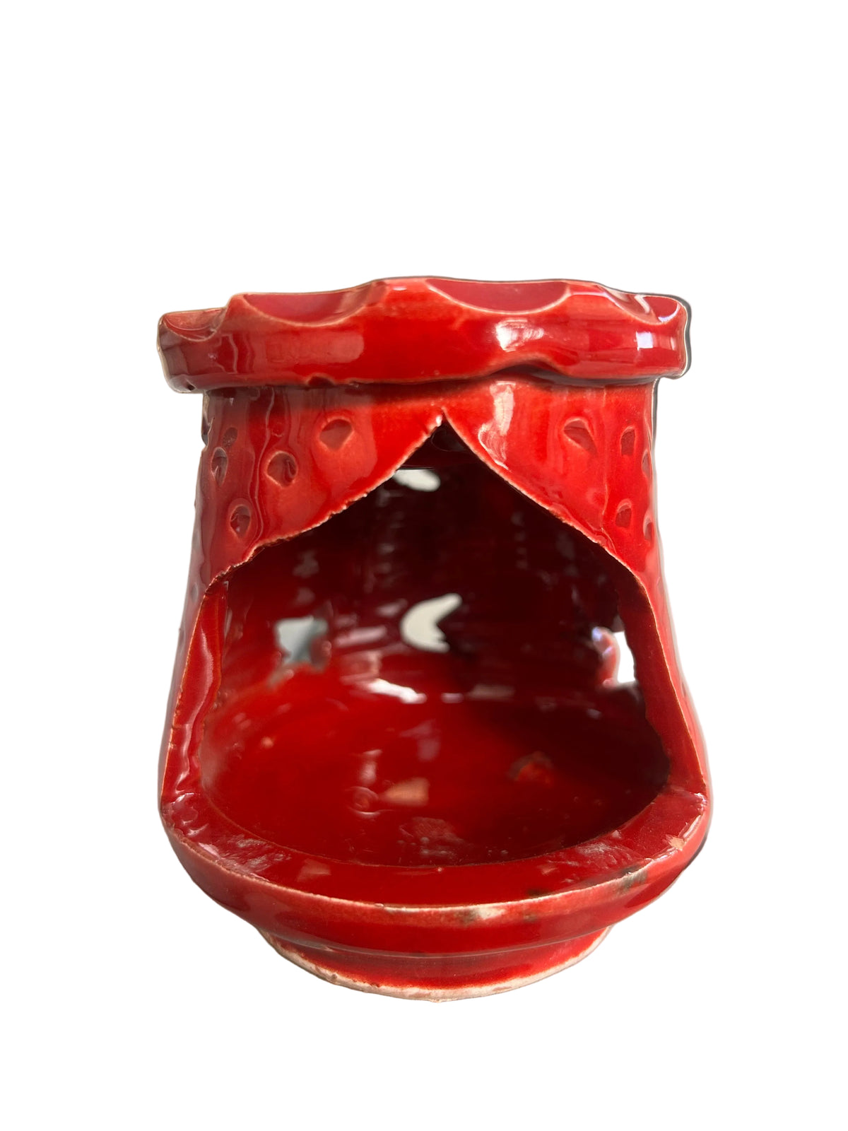 
Brûle-parfum en céramique rouge avec coupelle supérieure et motifs ajourés de lunes et d’étoiles. 