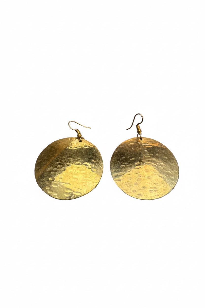 Boucles d'oreilles disques martelées en laiton — artisanat marocain fait main
