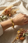 Bracelet manchette en laiton doré décor