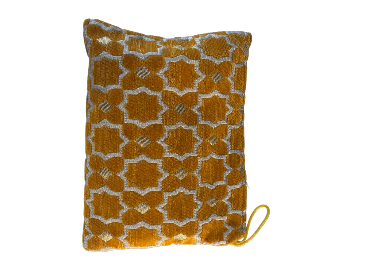 Pochette zippée brodée velours orange motifs marocains — fait main au Maroc