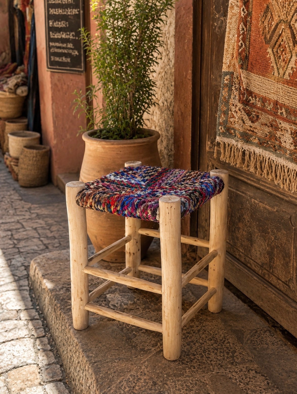Tabouret en bois d'eucalyptus et boucherouite — mobilier artisanal marocain fait main