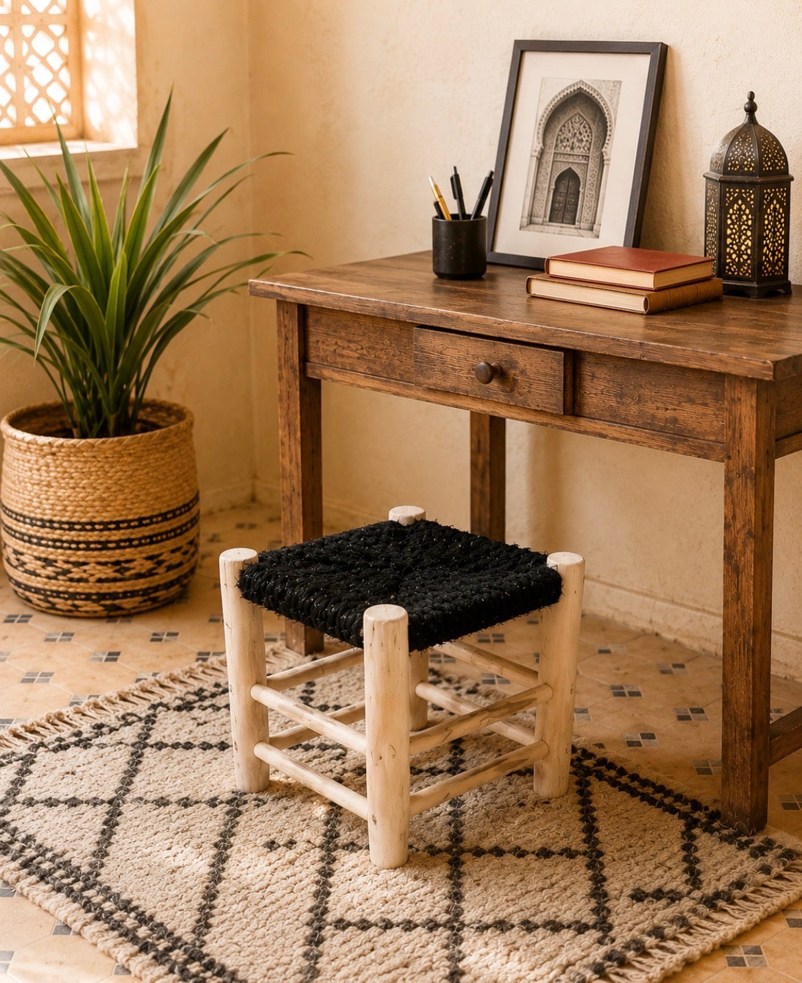 Tabouret en bois d'eucalyptus et boucherouite — mobilier artisanal marocain fait main