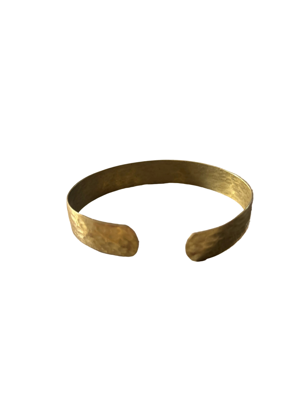 Manchette ouverte en laiton dorée martelée — bracelet artisanal fait main Maroc