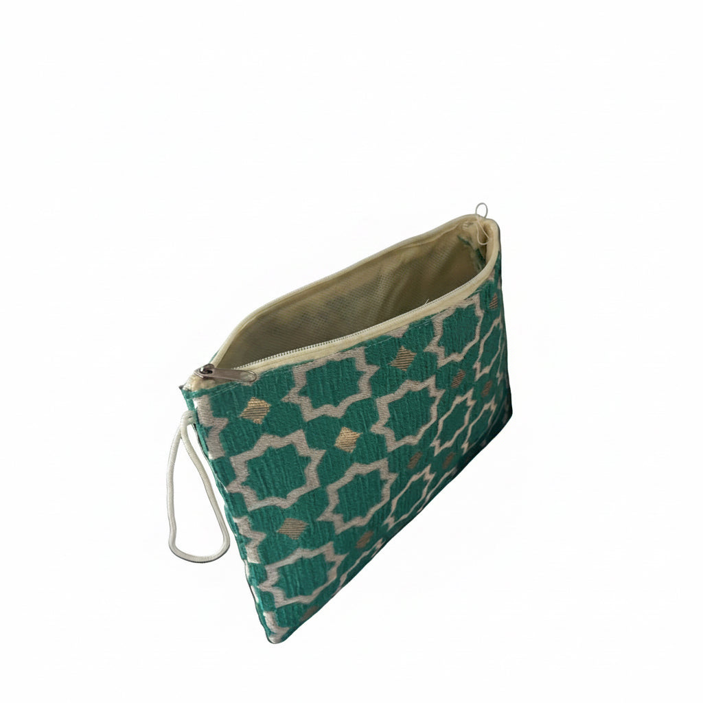Pochette zippée brodée en velours vert émeraude — artisanat marocain fait main au Maroc