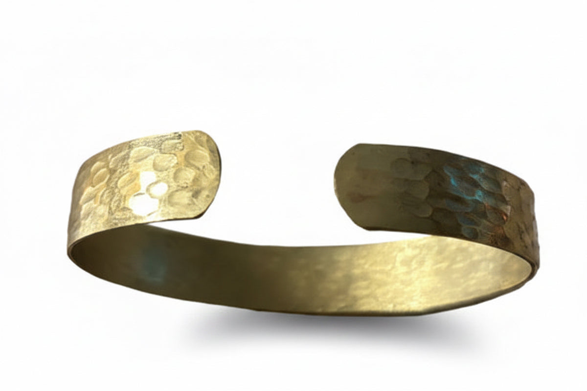 Manchette ouverte en laiton dorée martelée — bracelet artisanal fait main Maroc