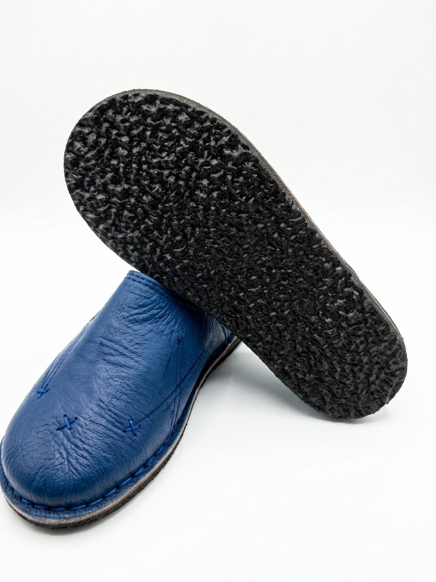 Babouche marocaine en cuir bleu marine — chaussure artisanale fait main au Maroc