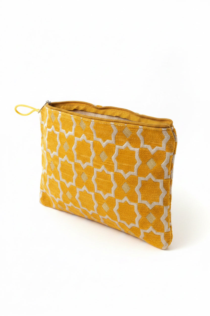 Pochette zippée brodée velours orange motifs marocains — fait main au Maroc