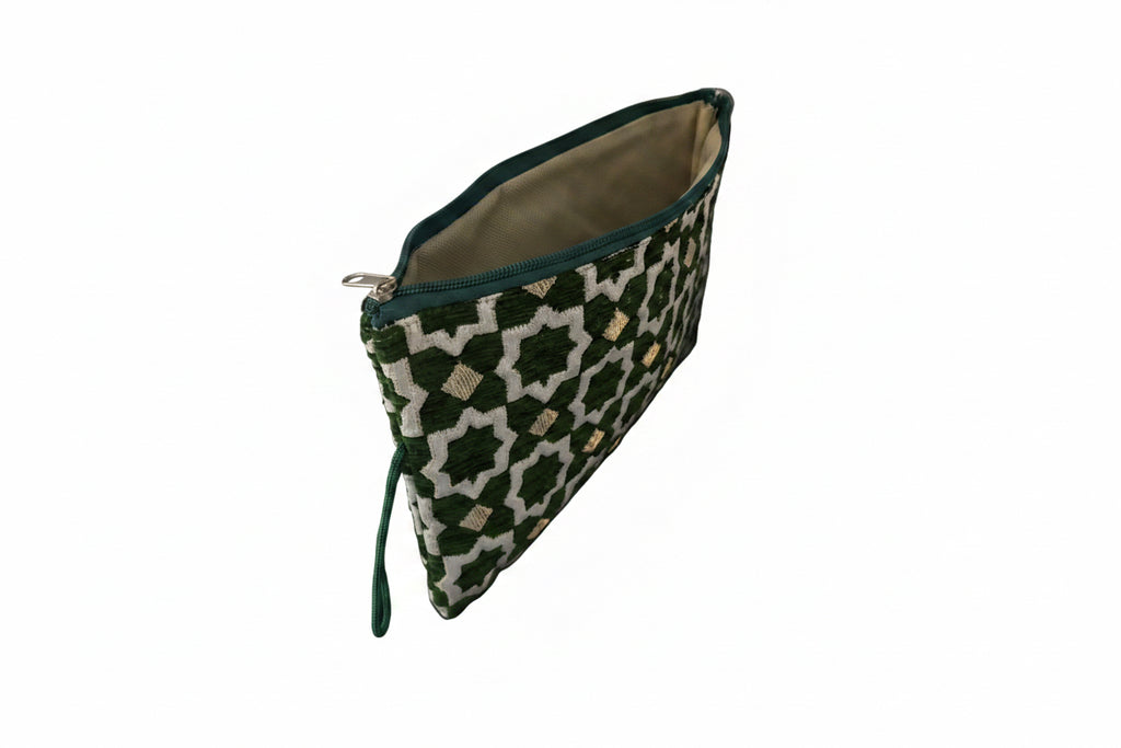 Pochette zippée brodée velours vert et blanc motifs marocains — fait main au Maroc