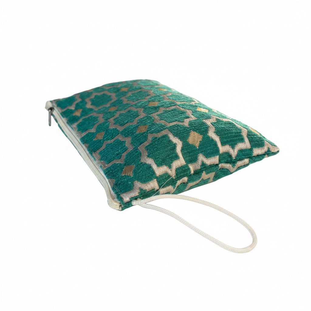 Pochette zippée brodée en velours vert émeraude — artisanat marocain fait main au Maroc