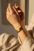 Manchette en laiton dorée striée — bracelet artisanal fait main Maroc