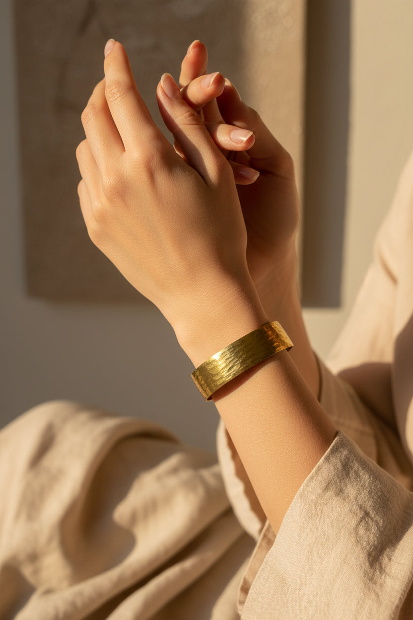 Manchette en laiton dorée striée — bracelet artisanal fait main Maroc