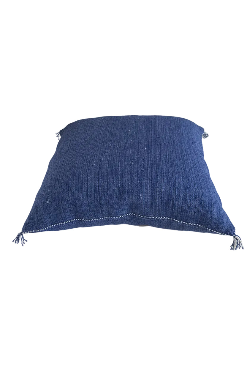Housse de coussin Sabra bleu et broderies blanc et rouge — soie de cactus fait main Maroc