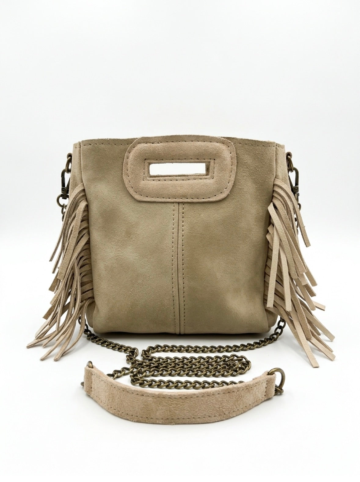 Petit sac Sienna en cuir beige clair, vu de face, avec franges et bandoulière chaîne posée devant.