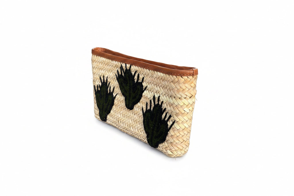 Pochette en fibre naturelle brodée — artisanat marocain fait main au Maroc