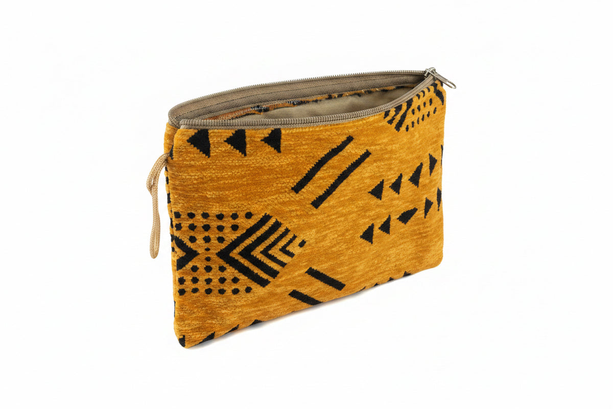 Pochette plate en ocre et noir, motifs berbères — artisanat amarocain fait mainSa