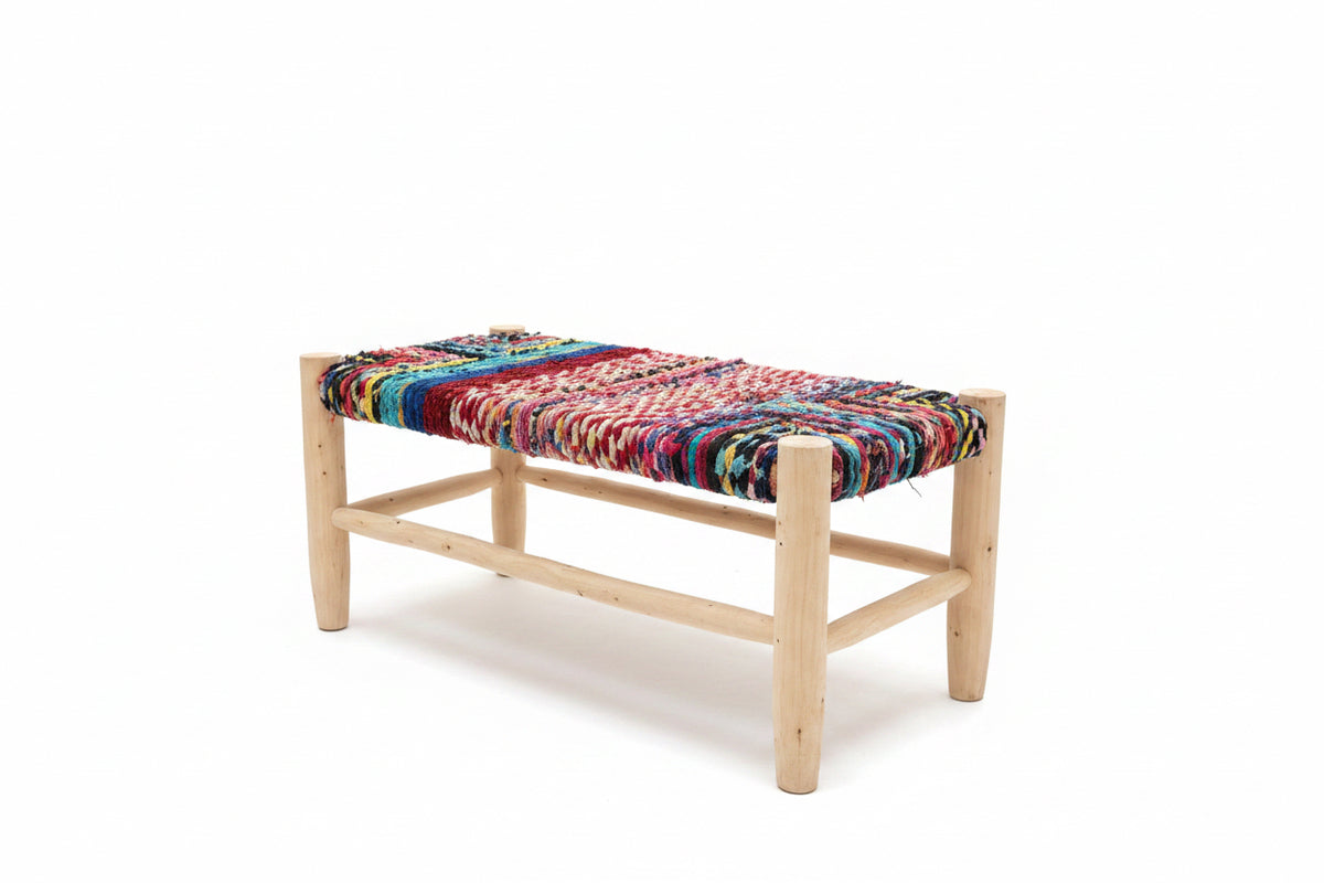 Banc en bois d'eucalyptus et boucherouite multicolore — mobilier artisanal marocain, fait main au Maroc