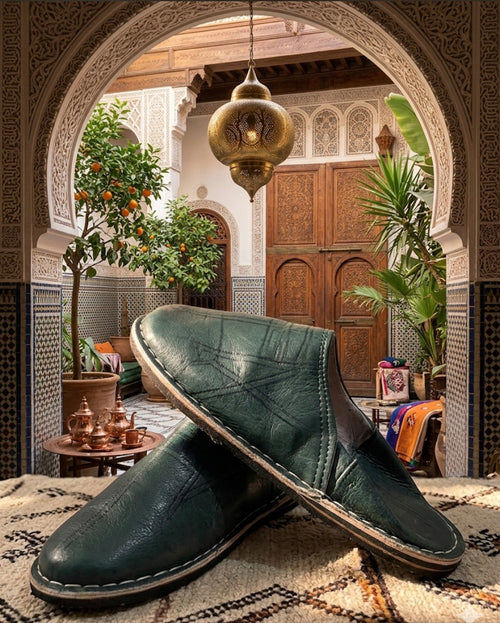 Babouche marocaine en cuir bleu nuit — chaussure artisanale fait main au Maroc