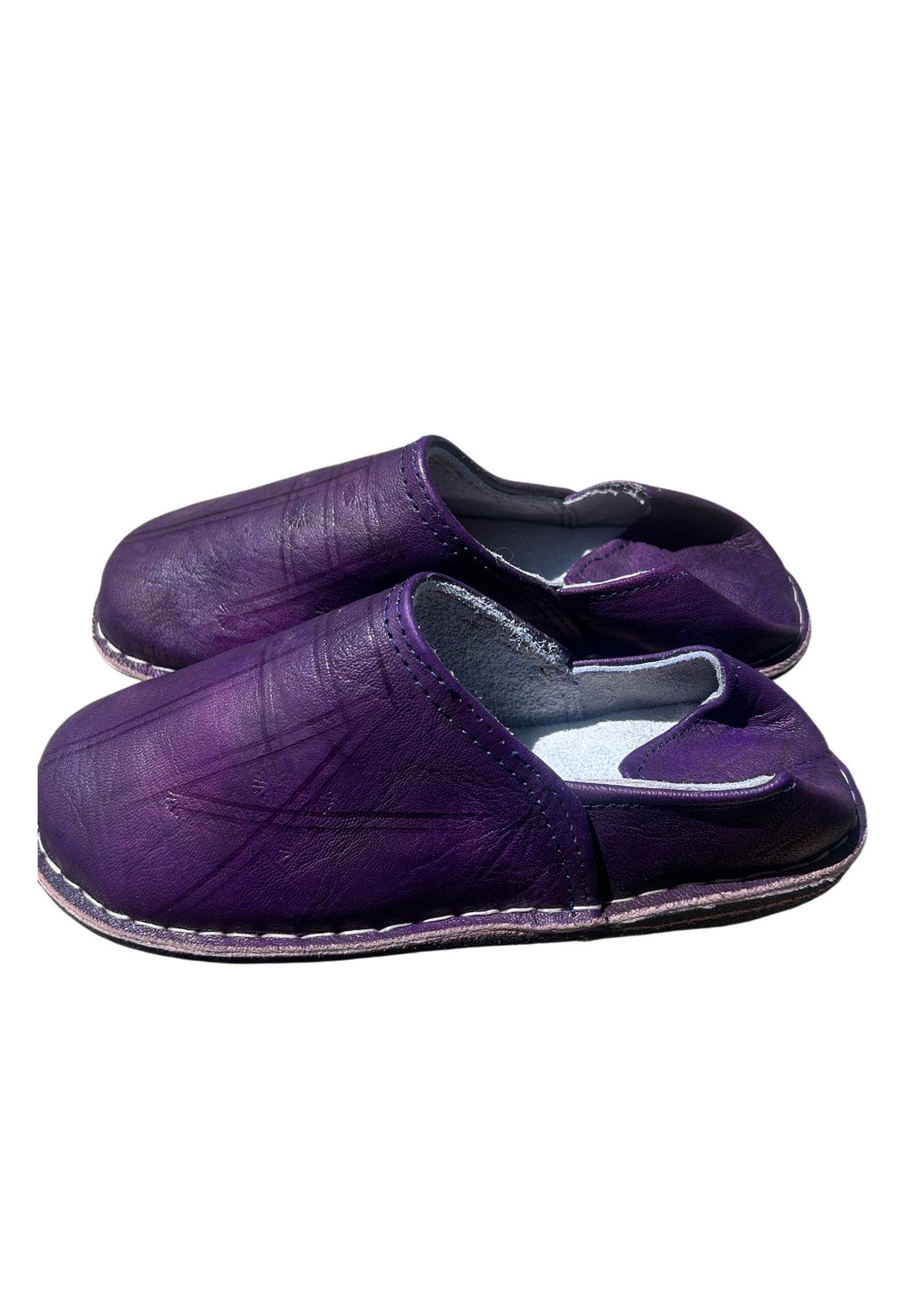 Babouche marocaine en cuir violet — chaussure artisanale fait main au Maroc
