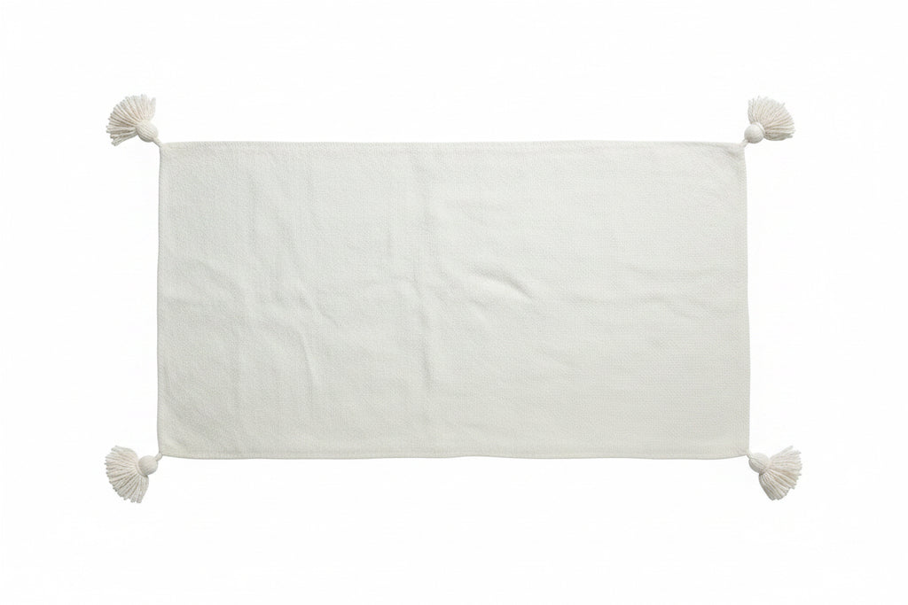 "Housse de coussin XL blanc écru avec pompons aux quatre coins vue de face sur fond blanc — dimensions 98x50 cm, artisanat marocain fait main"