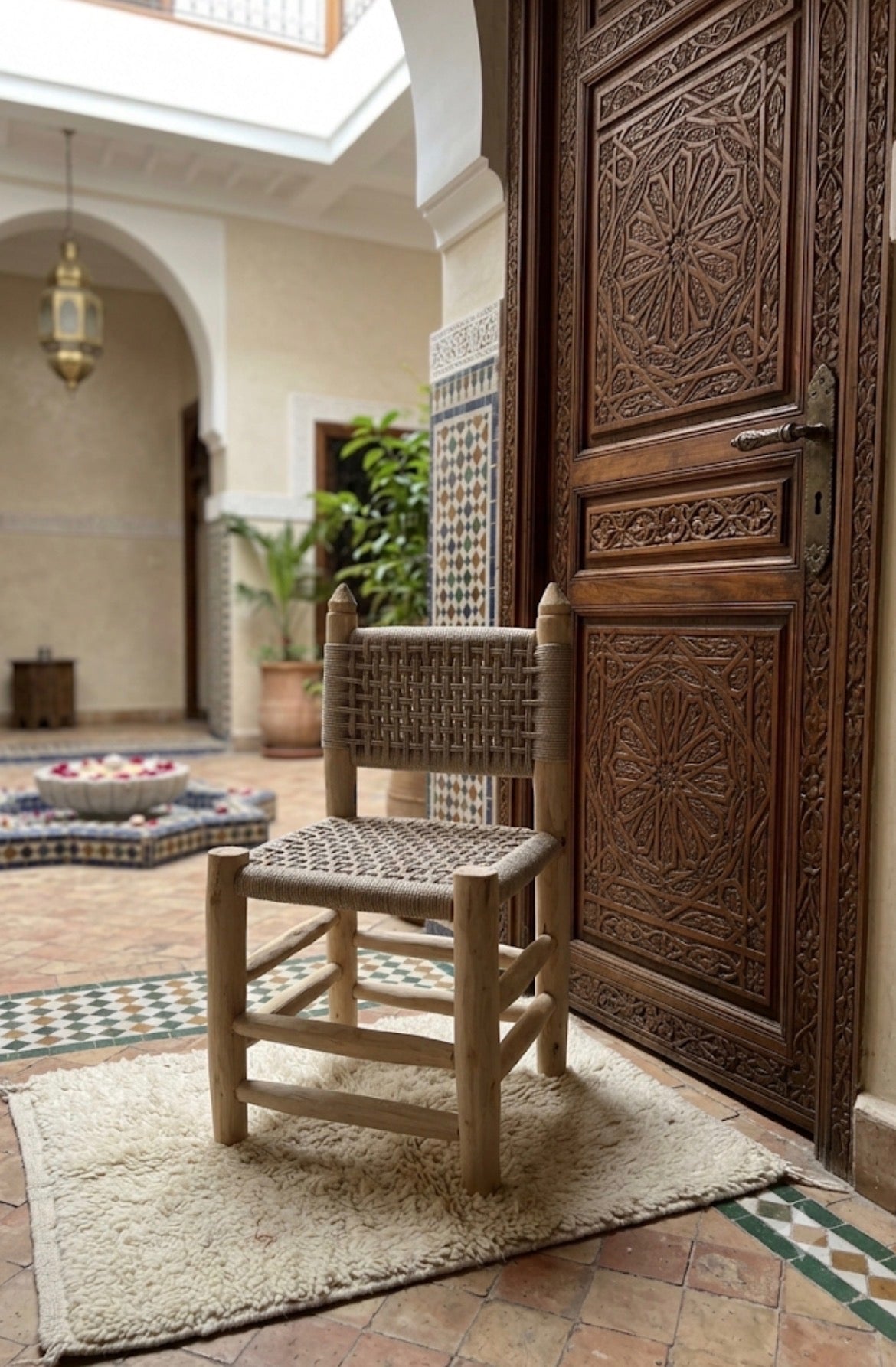Chaise en bois d'eucalyptus et cordes de nylon — mobilier artisanal marocain fait main