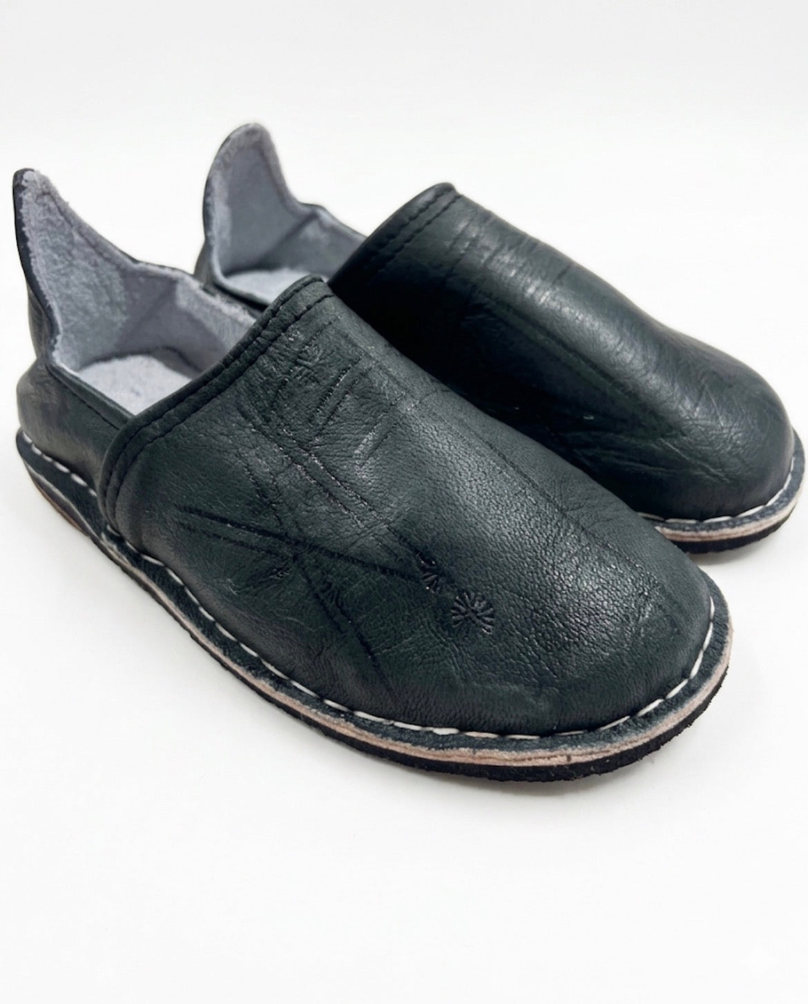 Babouche marocaine en cuir noire — chaussure artisanale fait main au Maroc