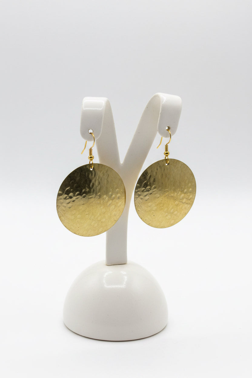 Boucles d'oreilles disques martelées en laiton — artisanat marocain fait main
