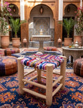 Tabouret en bois d'eucalyptus et boucherouite — mobilier artisanal marocain fait main