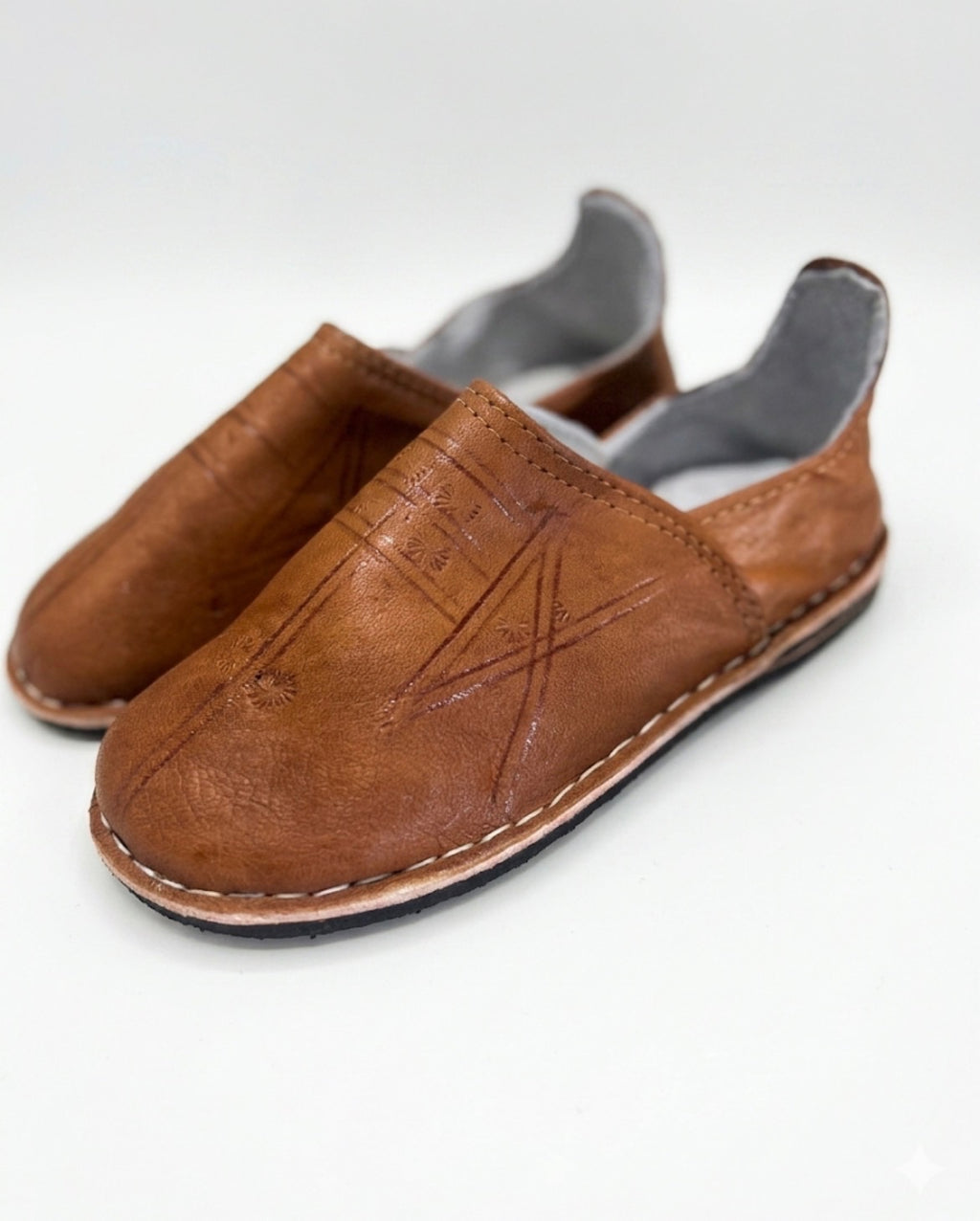 Babouche marocaine en cuir camel — chaussure artisanale fait main au Maroc