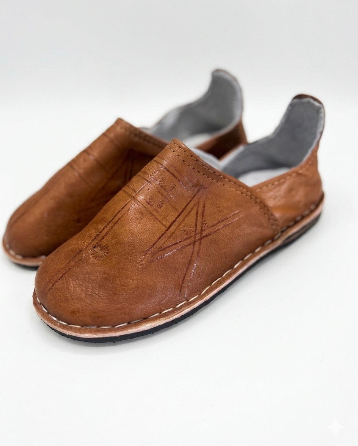 Babouche marocaine en cuir camel — chaussure artisanale fait main au Maroc