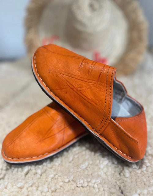 Babouche marocaine en cuir orange — chaussure artisanale fait main au Maroc