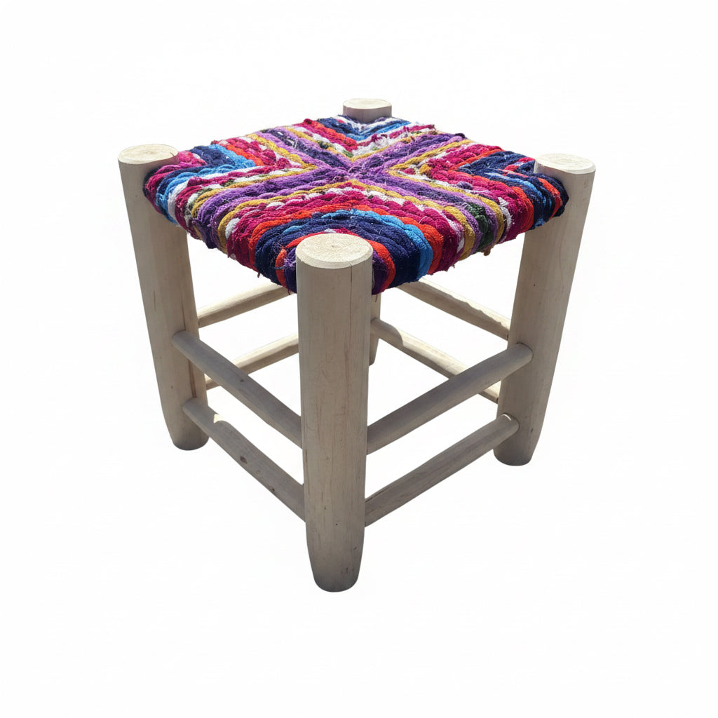 Tabouret en bois d'eucalyptus et boucherouite — mobilier artisanal marocain fait main
