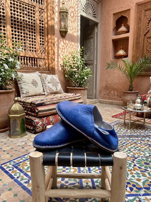 Babouche marocaine en cuir bleu marine — chaussure artisanale fait main au Maroc