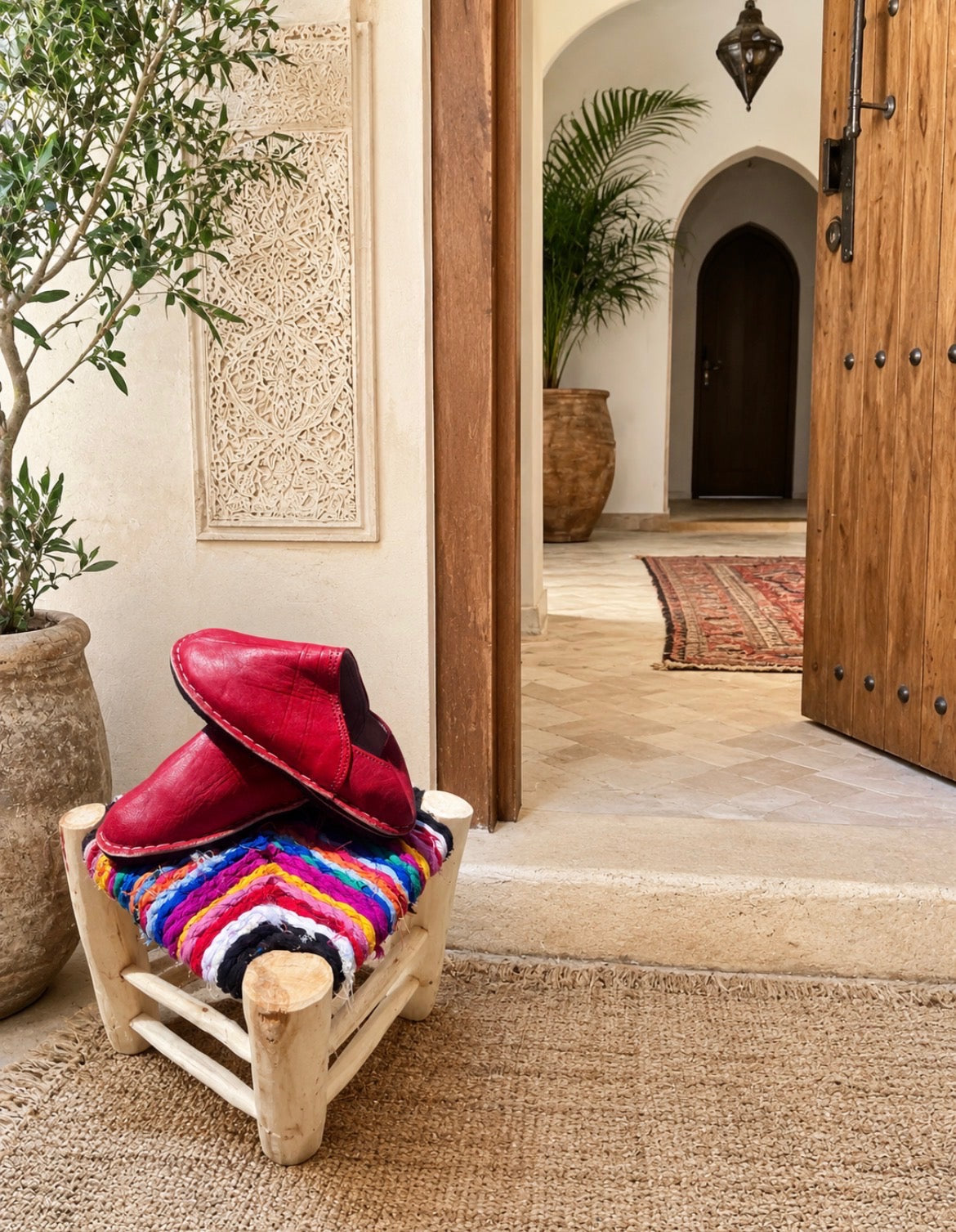 Babouche marocaine en cuir rouge — chaussure artisanale fait main au Maroc