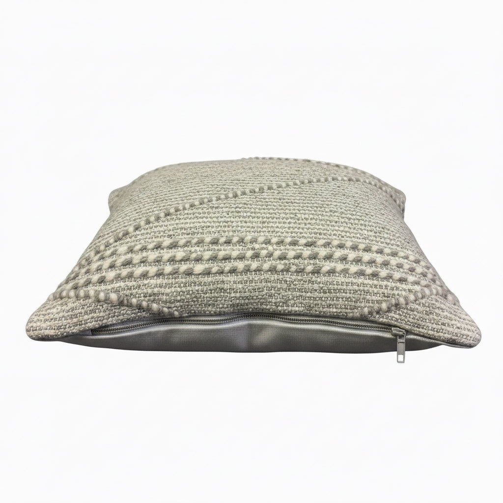 Housse de coussin marocaine artisanale 45x45cm – Vue de profil avec fermeture éclair, texture tissée en relief tons naturels