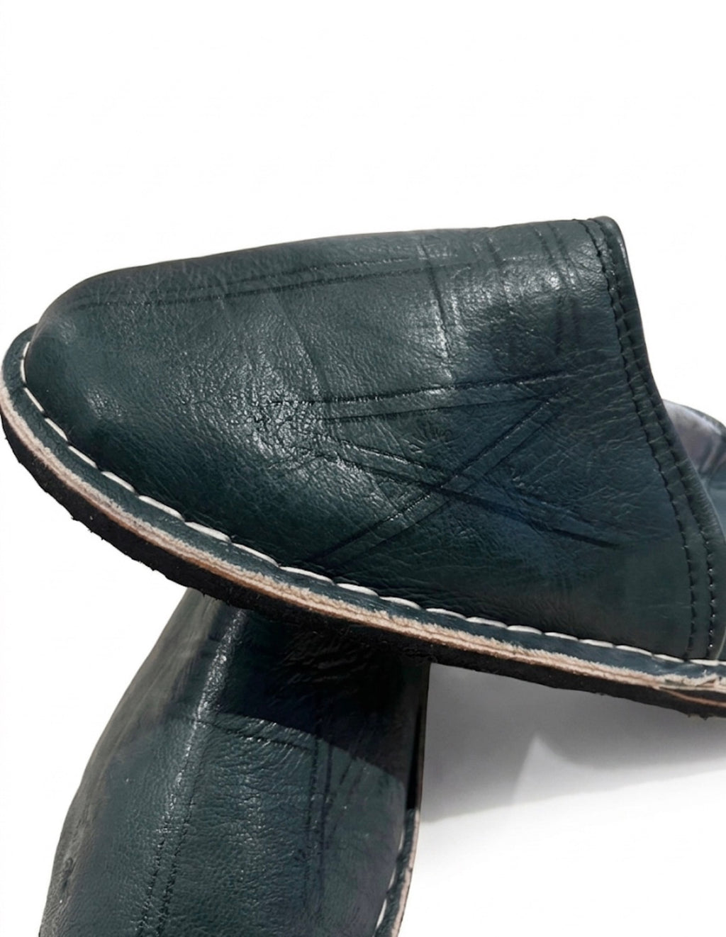 Babouche marocaine en cuir bleu nuit — chaussure artisanale fait main au Maroc