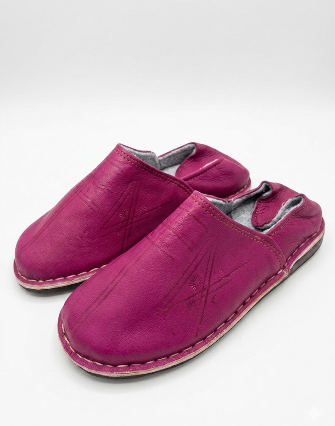 Babouche marocaine en cuir rose — chaussure artisanale fait main au Maroc