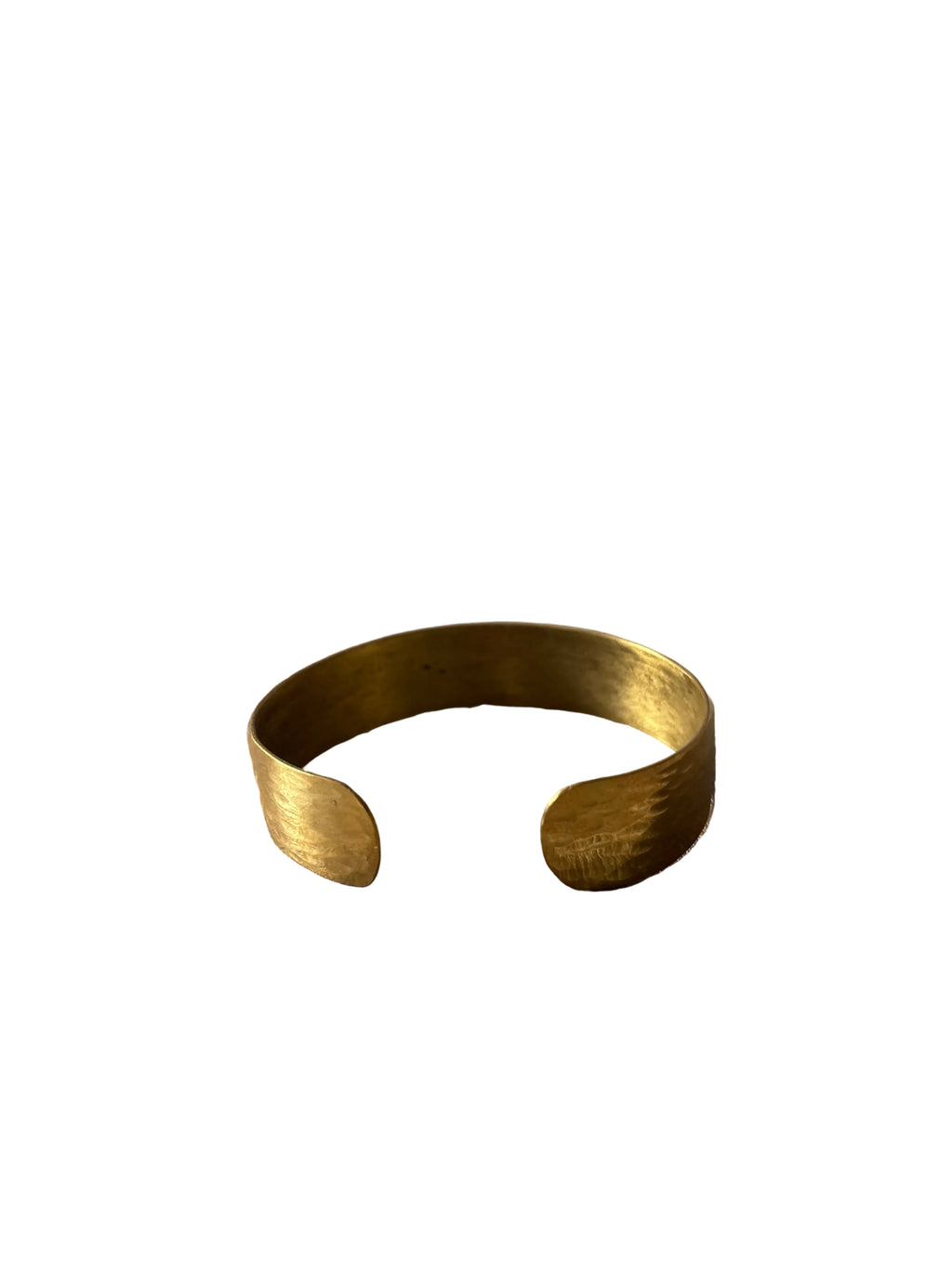 Manchette en laiton dorée striée — bracelet artisanal fait main Maroc