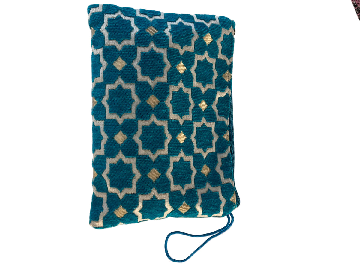 Pochette zippée brodée velours bleu canard et doré motifs marocains — fait main au Maroc
