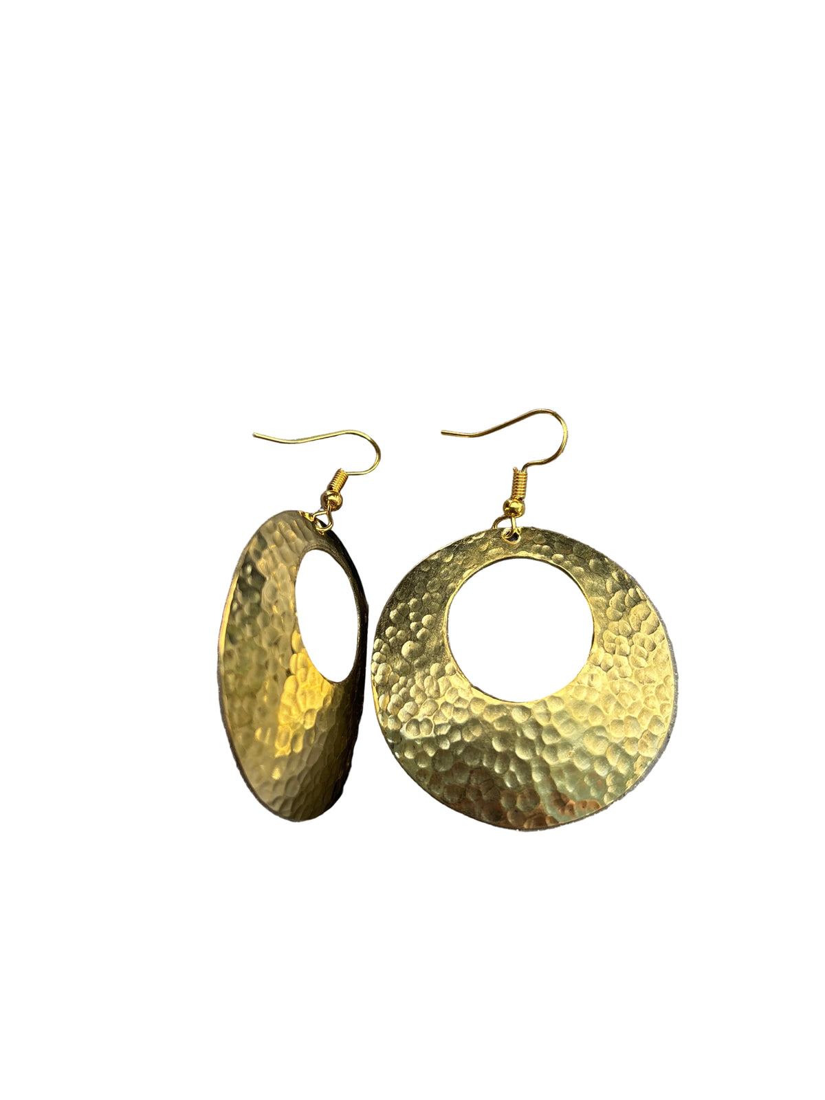Boucles d'oreilles créoles martelées en laiton — artisanat marocain fait main