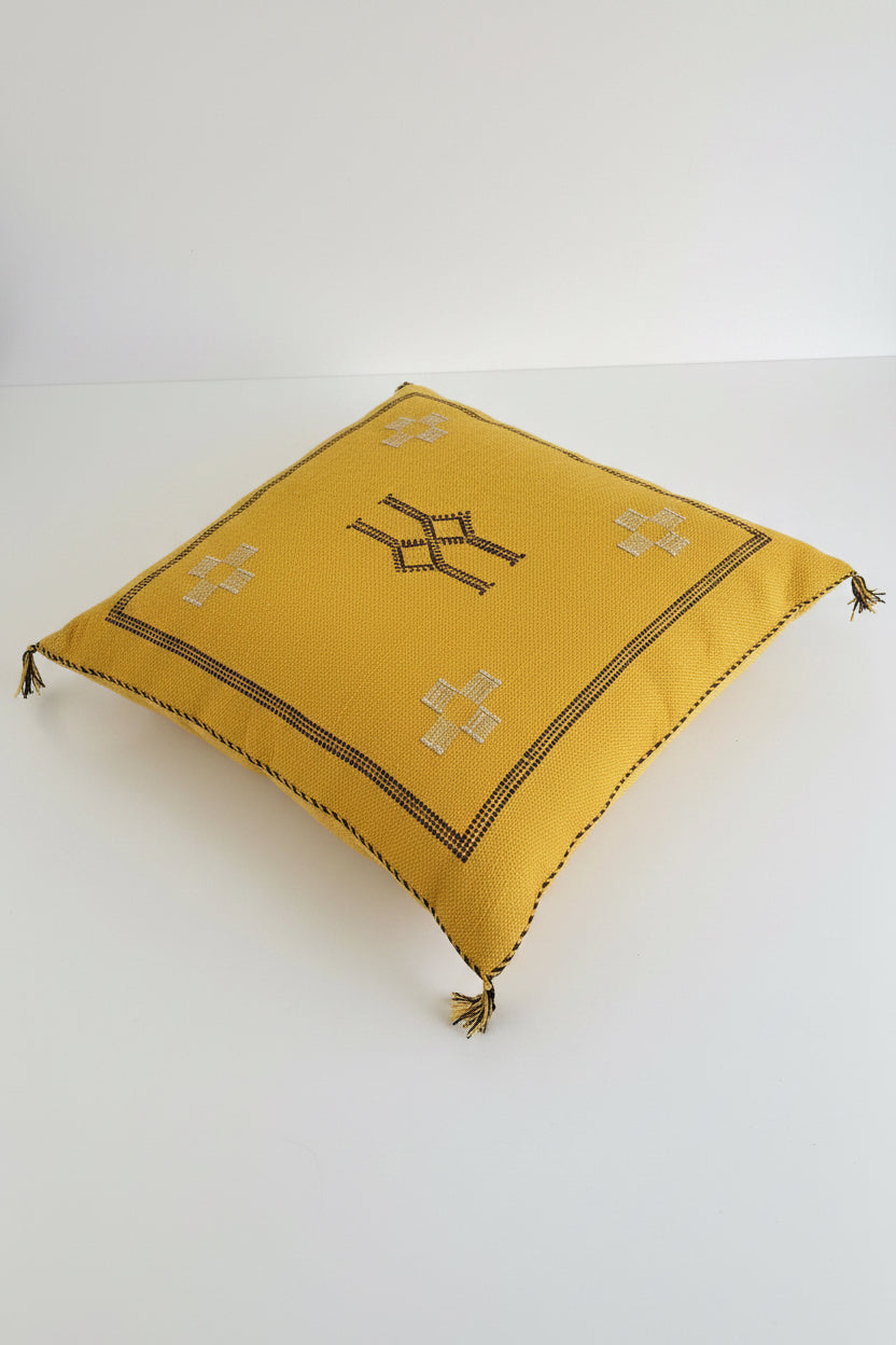 Housse de coussin Sabra jaune moutarde et broderies chocolat — soie de cactus fait main Maroc