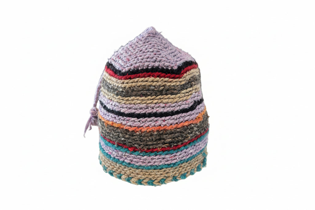 Bonnet tricoté artisanal en laine rayures naturelles et géométriques — fait main au Maroc