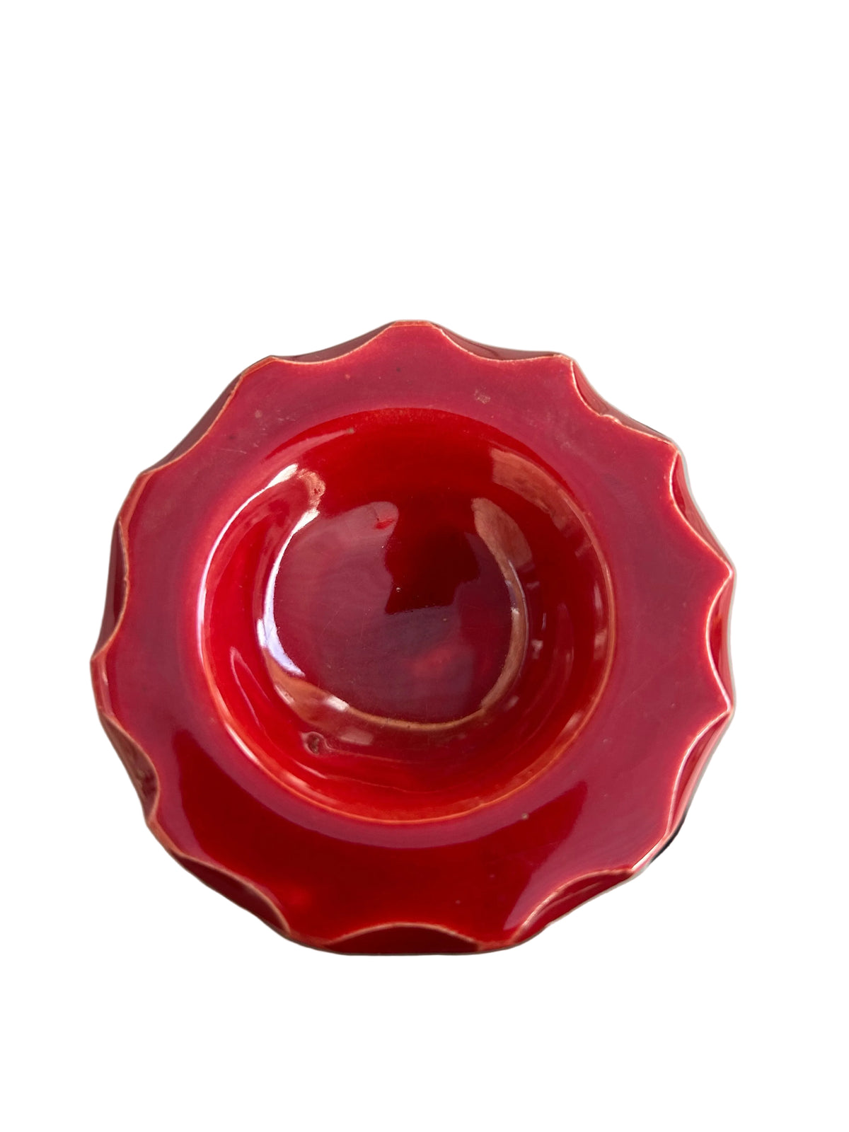 
Brûle-parfum en céramique rouge avec coupelle supérieure et motifs ajourés de lunes et d’étoiles. 
