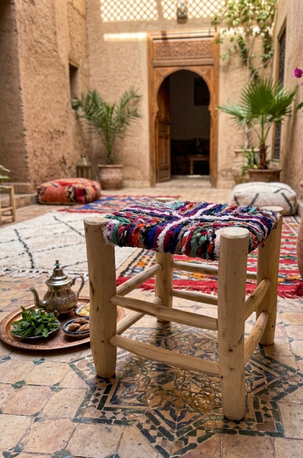 Tabouret en bois d'eucalyptus et boucherouite — mobilier artisanal marocain fait main
