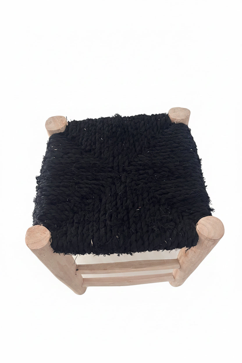Tabouret en bois d'eucalyptus et boucherouite — mobilier artisanal marocain fait main